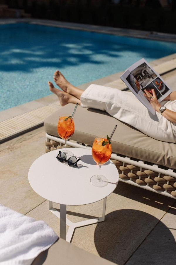 Andrássy Kúria&Spa Tarcal Exterior foto A woman relaxing by the pool
