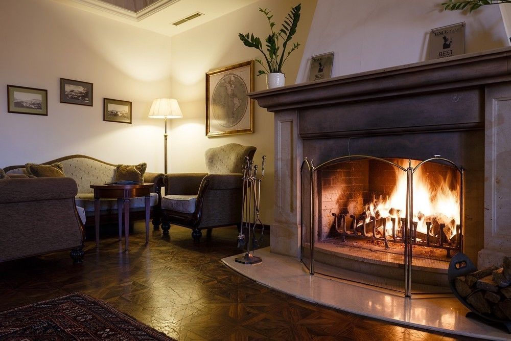Andrássy Kúria&Spa Tarcal Exterior foto A fireplace in a living room