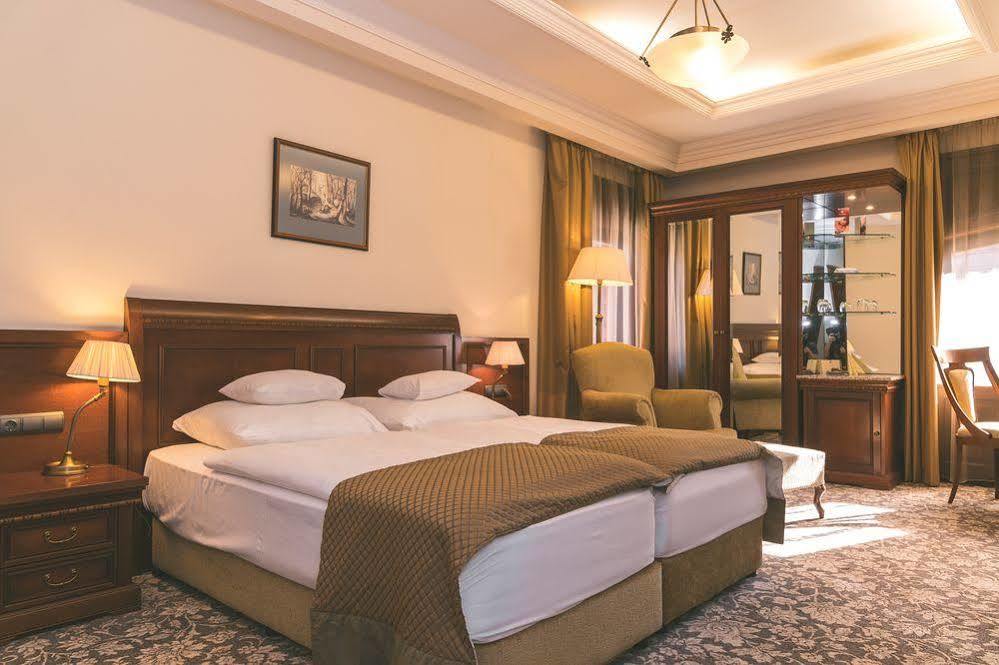 Andrássy Kúria&Spa Tarcal Exterior foto A room at the Grand Hotel